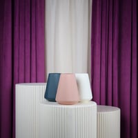 فازة ورد بلاستيك وردي