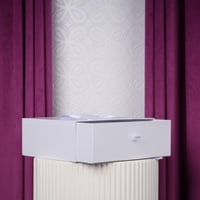 صندوق سحاب مع شيال أبيض