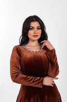 فستان مخمل بتطريز كلاسيك من الرقبه