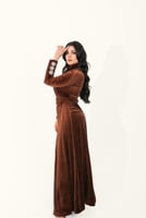 فستان مخمل بتطريز من الكم