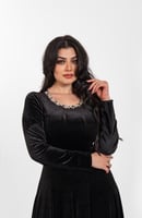 فستان مخمل بتطريز كلاسيك من الرقبه