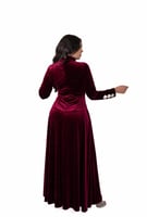 فستان مخمل بتطريز من الكم