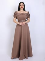 فستان سهره طويل بتصميم ناعم وتفاصيل انيقه