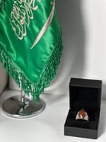 خاتم فضة متوج بحجر العقيق اليماني الكبدي