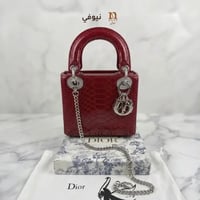 أحمر لامع