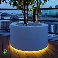 مركن دائري كبير للأشجار مضئ