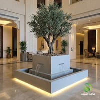 شلال خارجي ضخم مضئ