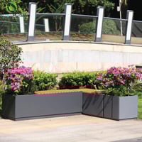 جلسة خارجية كبيرة مع حوضين