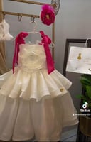 فستان اوف وايت مع شرايط فوشي مع وشاح تطريز