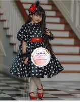 فستان منقط اسود مع حزام احمر مع سلسال على الظهر با...