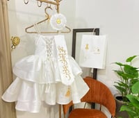 فستان اوف وايت مع وشاح تطريز