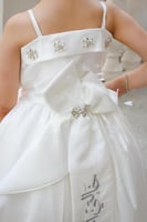 فستان انيق وفخم مطرز بالكريستال مع ذيل ووشاح تطريز