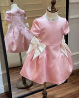 فستان ناعم وفخم مزين بالكريستال حول الرقبة مع فيون...