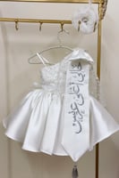 فستان انيق و فخم ابيض مطرز مع وشاح تطريز