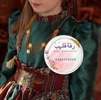 فستان يوم التأسيس اخضر مع اكسسوار الشعر