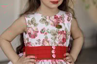 فستان الورد الأحمر