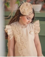 فستان بيج مع كشكشة تل وبروش