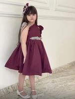 فستان عودي مع شرايط رصاصي وكلفة خرز مطرز على الخصر