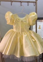 فستان انيق وناعم باللون الأصفر ليموني مع فتحة على...