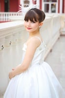 فستان انيق وفخم مطرز بالكريستال مع ذيل ووشاح تطريز