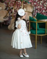 فستان ابيض مزين بترتر ملون بتدرجات الوردي والسماوي...