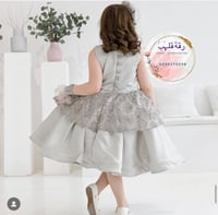 فستان رمادي فخم مطرز مع إمكانيه اضافة وشاح تطريز ح...