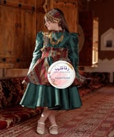 فستان يوم التأسيس اخضر مع اكسسوار الشعر