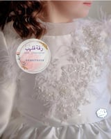 فستان فخم وانيق ابيض بفرو وشك خرز على الصدر والأكم...