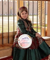 فستان يوم التأسيس اخضر مع اكسسوار الشعر