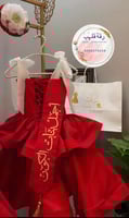 فستان احمر مع ربطات ابيض ووشاح تطريز متوفر بجميع ا...