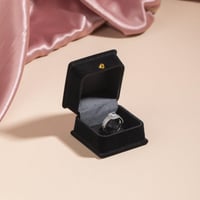 علبة خاتم سوداء مخمل