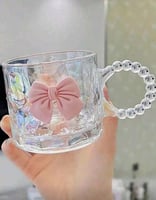 كوب قهوة زجاجي شفاف مزين بفيونكة