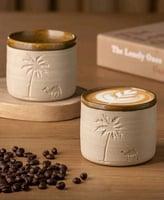 كوب قهوة بتصميم صحراوي برسومات نخل وجمل