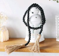 ديكور خشبي من الخرز الأسود متوسط الحجم