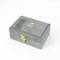 اشتري علبة عود مخمل رمادي - حجم ثمن كيلو والثانية...