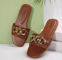 صندل نسائي بني مزين من الأمام