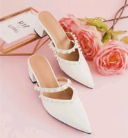 صندل نسائي بكعب مزين بالؤلؤ