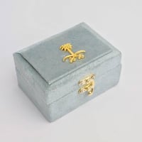 جلابية نسائية أنيقة + صندل + مفرش طاولة أبيض مقاس...