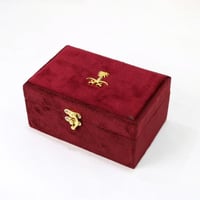 اشتري علبة عود مخمل خمري - ربع كيلو والثانية مجانً...