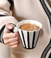 كوب قهوة سيراميك كلاسيكي بتصميم مخطط