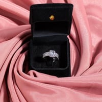 علبة خاتم سوداء مخمل