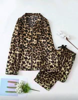 بيجامة ساتان نسائية بطبعة جلد النمر