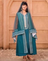 لباس طويل بدون أكمام مع قطعة شفافة من التُل الناعم...