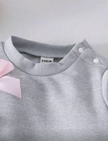 طقم بناتي مكون من بنطلون وبلوفر مع فيونكات