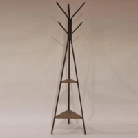 علاقة ملابس معدنية مع رفين خشب