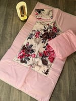 طقم شرشف صلاة وردي فاتح مع سجادة مبطنة وغلاف مصحف