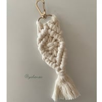 ميدالية مكرمية سادة