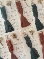 ميدالية مكرمية ملونة