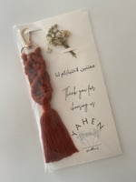 ميدالية مكرمية ملونة