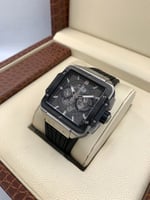 ساعة هوبلت الجديدة SQUARE BANG